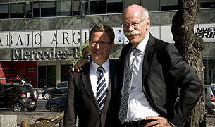 Roland Zey, Presidente de Mercedes-Benz Argentina, junto a Dieter Zetsche, CEO de Daimler AG