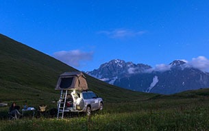 Catalin Marin acampando con su Nissan Patrol Safari